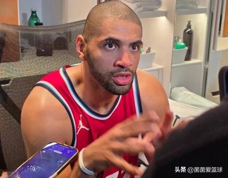塔图姆迎来十五赛季出色发挥，巴塞罗那观众热烈欢呼！引发球迷热议(塔图姆进攻集锦)