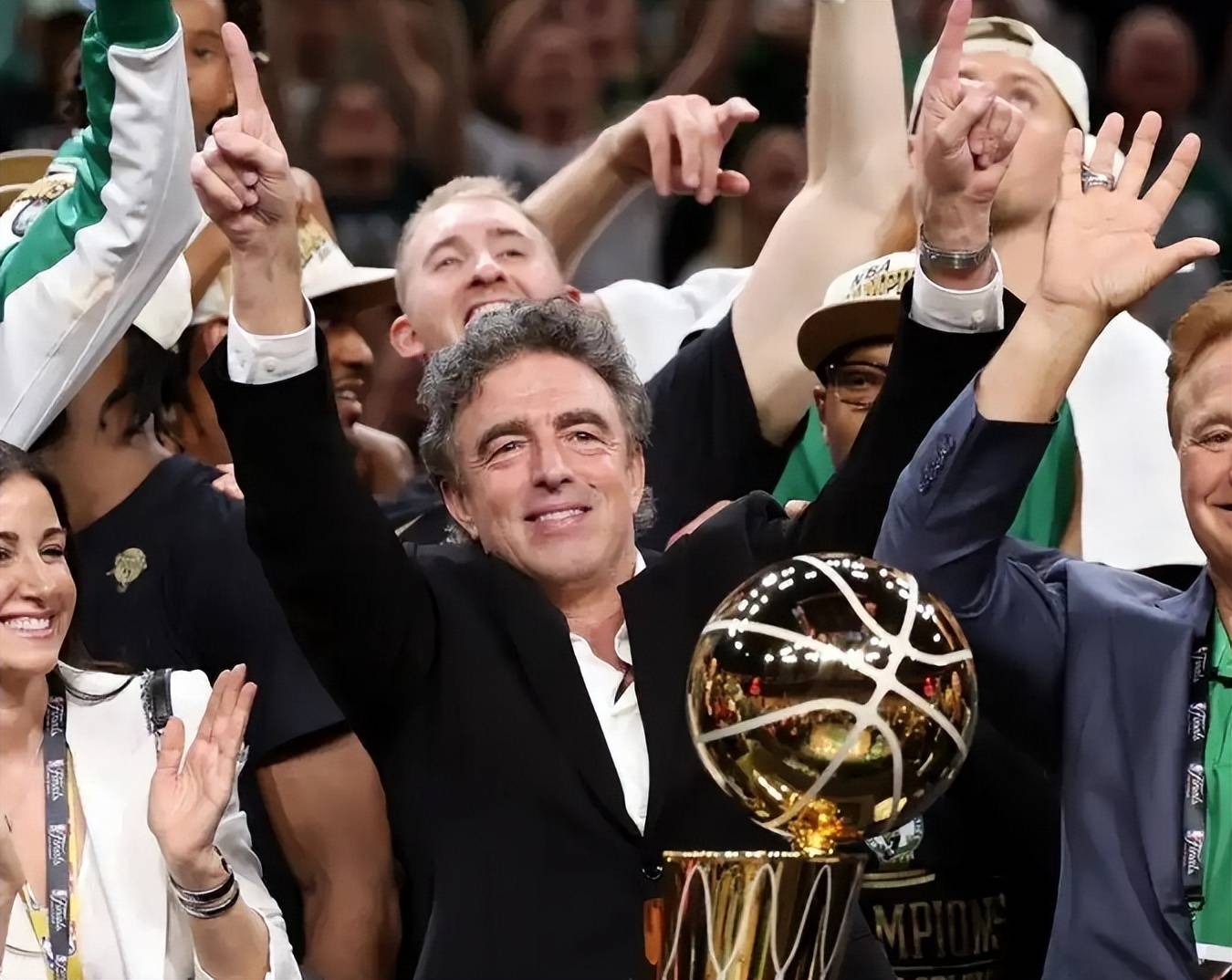 中超赛前再迎强敌；波士顿凯尔特人远射贴柱；主帅态度——态度坚定；轮换策略成焦点的简单介绍